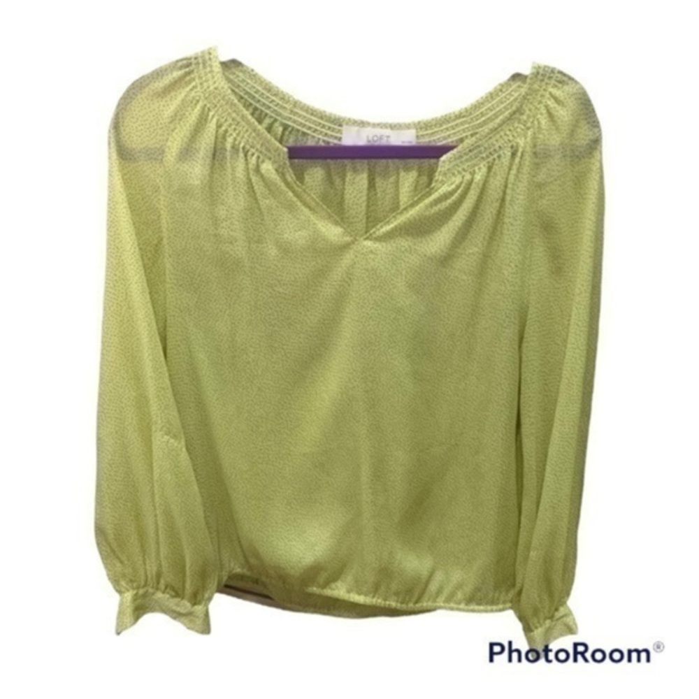 🔴And Taylor loft small polkadot ruffle wrist blouse